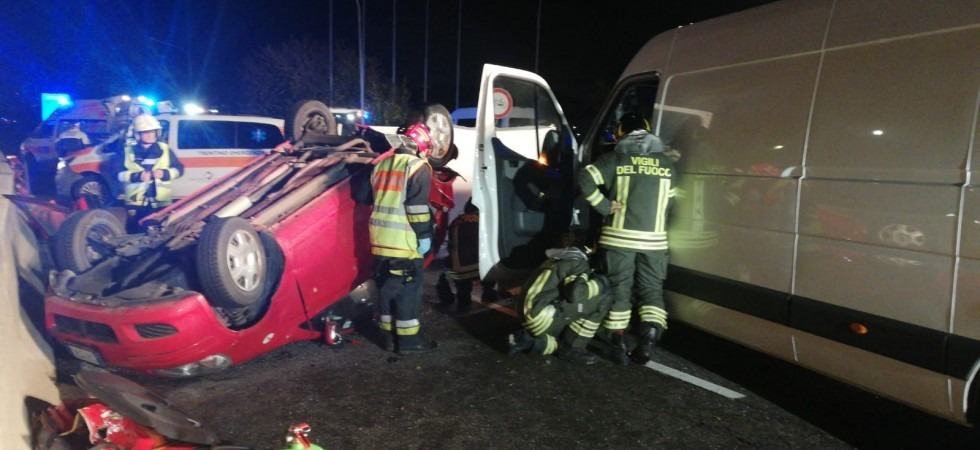 Incidente in tangenziale, un'auto finisce per cappottarsi, coinvolti anche un furgone e un'altra macchina